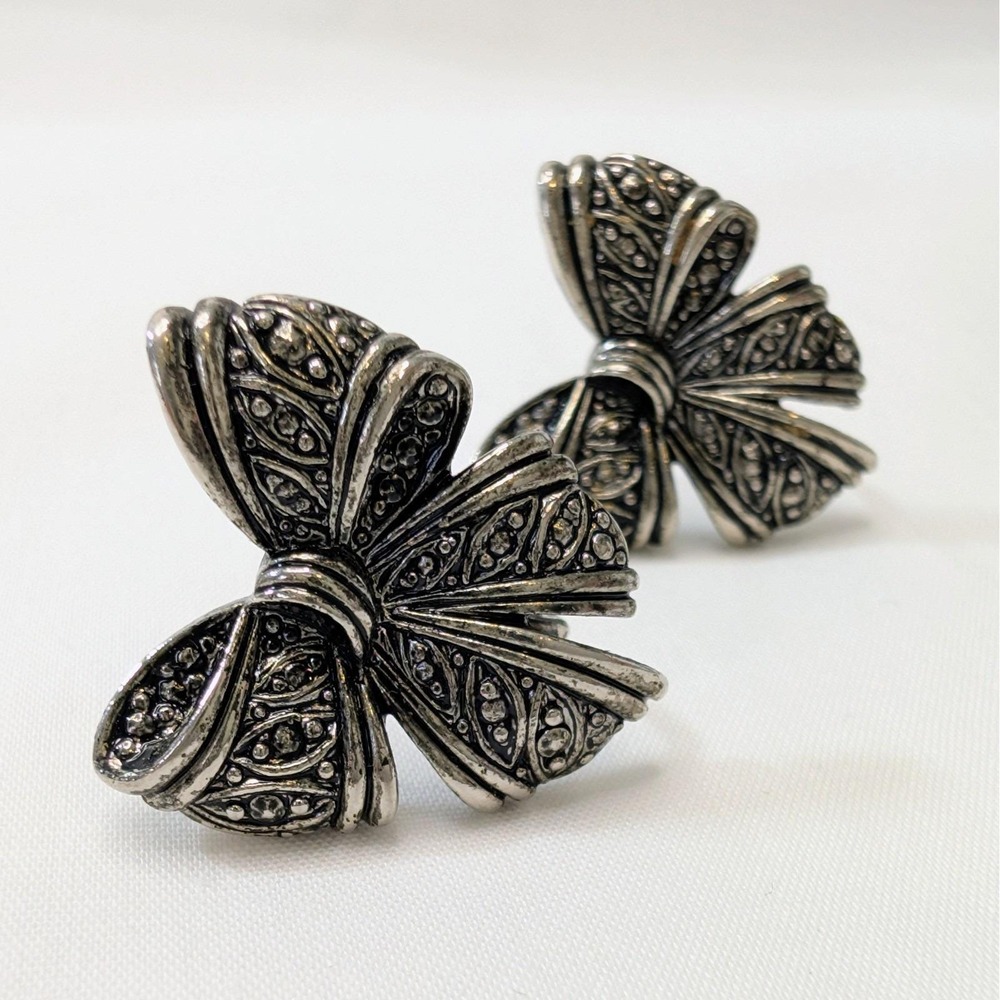 Vintage 1990 AVON Clip On Filigree Antique Silver Bow Earrings 1" - Picture 5 of 9